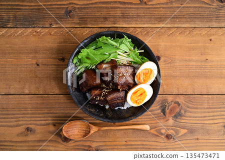 Tonpororo rice bowl 135473471