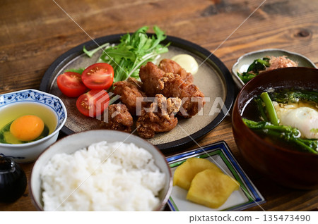 One soup and two dishes: fried chicken and spinach 135473490