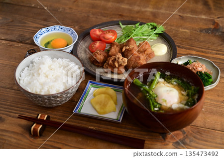 一份湯和兩道菜：炸雞和菠菜 135473492