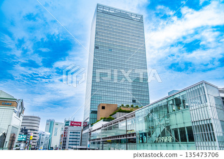 東京新宿區新宿高速公路巴士總站和JR新宿未來塔的夏季景色 135473706