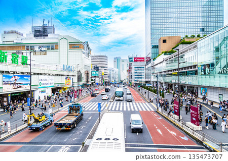 東京新宿區新宿站2號和國道20號線的夏季景色 135473707