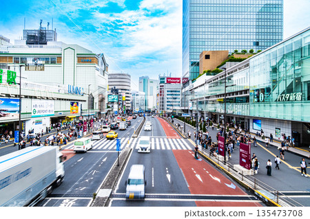 東京新宿區新宿車站3號站及國道20號線夏季景色 135473708