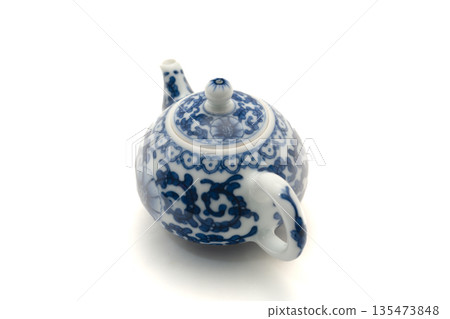 Porcelain teapot for Oolong tea 135473848