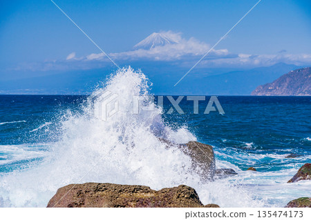 (靜岡縣)巨浪拍打著西水海岸和富士山。 (靜岡縣)巨浪拍打著西水海岸和富士山。 135474173