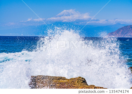 (Shizuoka Prefecture) Rough waves crashing on the Nishiizu coast and Mount Fuji (Shizuoka Prefecture) Rough waves crashing on the Nishiizu coast and Mount Fuji 135474174