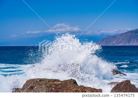 (靜岡縣)巨浪拍打著西水海岸和富士山。 (靜岡縣)巨浪拍打著西水海岸和富士山。 135474175