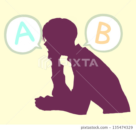 一個男人手托下巴，正在考慮A和B兩種方案，他輪廓分明。 135474329