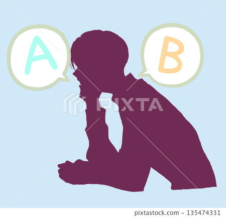 一個男人手托下巴,正在考慮A和B兩種方案,他輪廓分明。 一個男人手托下巴,正在考慮A和B兩種方案,他輪廓分明。 135474331
