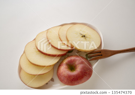 Star-cut apple 135474370