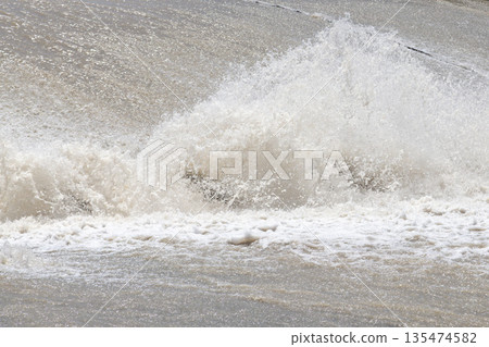 Dynamic water splashing in turbulent wave action outdoors Dynamic water splashing in turbulent wave action outdoors 135474582