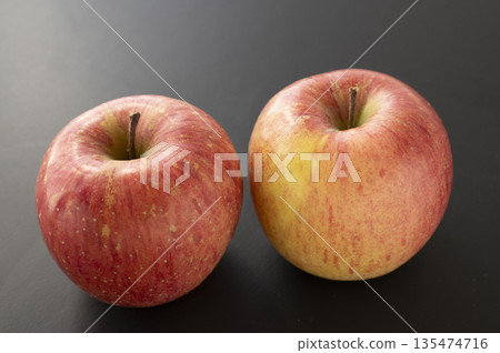 Autumn taste apple Autumn taste apple 135474716
