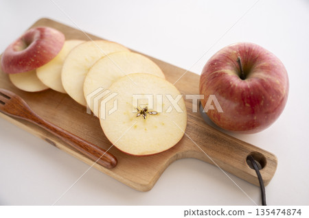 Star-cut apple 135474874