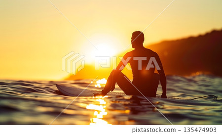 夕陽西下，海面上漂浮著衝浪者的剪影，靜謐的金色時光。 135474903