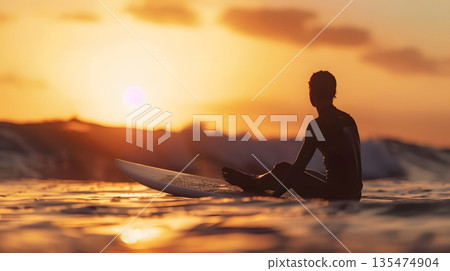 夕陽西下,海面上漂浮著衝浪者的剪影,靜謐的金色時光。 夕陽西下,海面上漂浮著衝浪者的剪影,靜謐的金色時光。 135474904