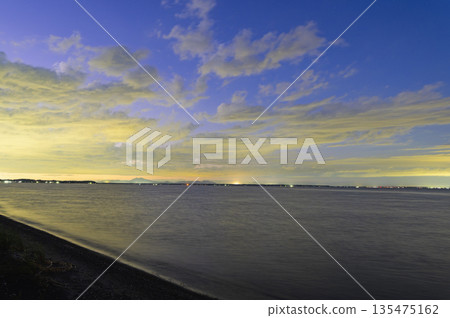 霞浦湖和筑波山日落後的景色 霞浦湖和筑波山日落後的景色 135475162