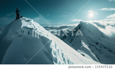 滑雪者站在白雪皚皚的山頂,展現出壯麗的冬季探險景色。 滑雪者站在白雪皚皚的山頂,展現出壯麗的冬季探險景色。 135475510