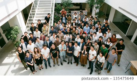 在IT公司和新創公司工作的年輕男女的合影 135475649