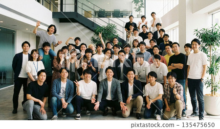 在IT公司和新創公司工作的年輕男女的合影 135475650