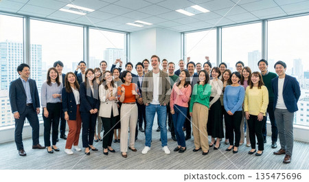 在IT公司和新創公司工作的年輕男女的合影 135475696