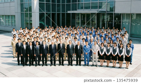 大型工廠全體員工合照 企業形象 大型工廠全體員工合照 企業形象 135475939