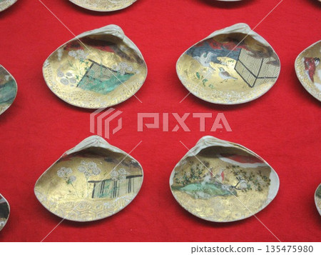 Shell Matching: Pictures drawn on clams Shell Matching: Pictures drawn on clams 135475980