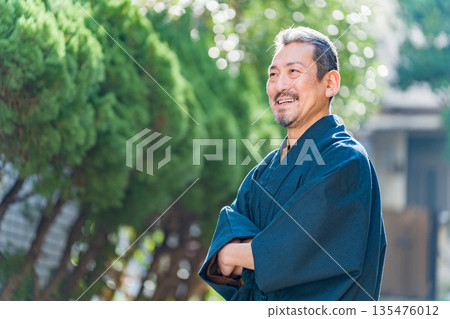 身著日本和服的中年男子 135476012