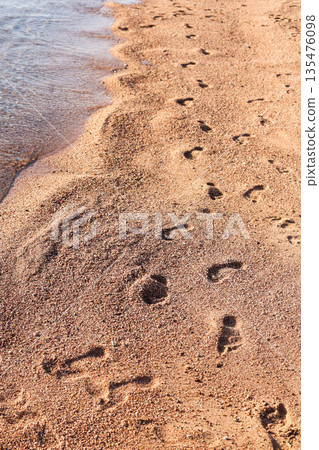 Footprints on the seashore, a symbol of serenity and a long-awaited vacation 135476098