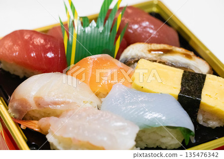 Image of a nigiri sushi pack 135476342