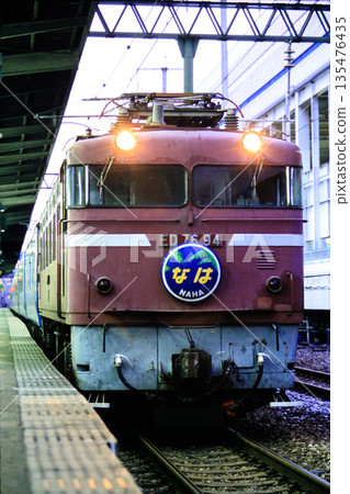 JR九州「那伽」號臥舖特快列車停靠博多站 135476435