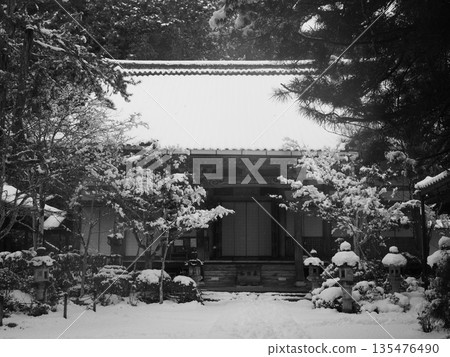 京都真木尾西名寺的冬日景色 135476490