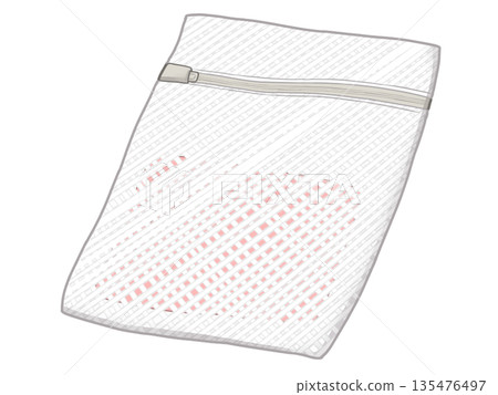 洗衣網裡裝著衣服 135476497