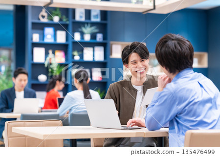 在辦公室工作的年輕工程師 在辦公室工作的年輕工程師 135476499