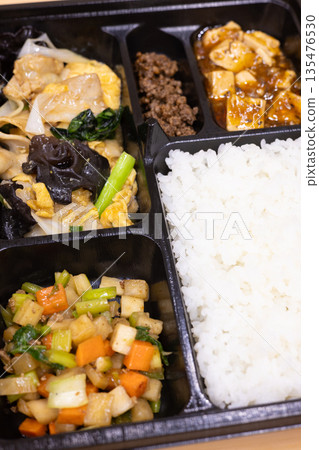 美味的中式便當盒，內含炸豬肉、木耳、雞蛋、麻婆豆腐等。 135476530