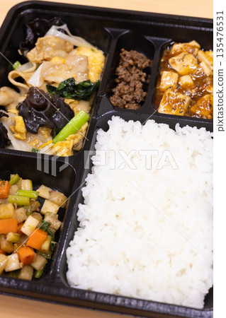 美味的中式便當盒，內含炸豬肉、木耳、雞蛋、麻婆豆腐等。 135476531