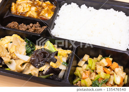 美味的中式便當盒，內含炸豬肉、木耳、雞蛋、麻婆豆腐等。 135476540