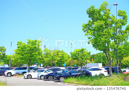 這是愛知縣豐田市熙熙攘攘的倉池停車場景象。 135476740
