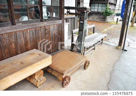Wakasa Railway Hayabusa Station balance scale_01 135476875