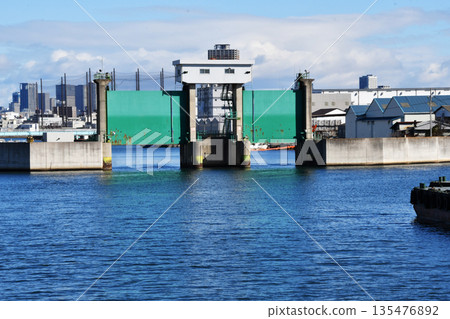Tempozan Canal Floodgate_03 135476892