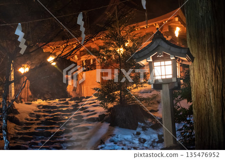 生剝鬼手持火炬，攀登男鹿半島神山神社的山峰，參加瀨戶祭 135476952