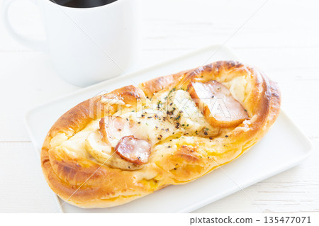 美味的培根起司麵包和咖啡,開啟美好的一天! 美味的培根起司麵包和咖啡,開啟美好的一天! 135477071