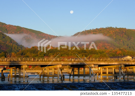 滿月與渡月橋 135477213