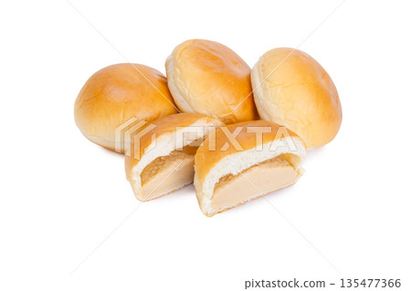 一口大小的花生麵包[白色背景，摳圖] 135477366