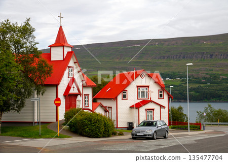 聖彼得教堂坐落在冰島北部首府阿克雷裡的一個街角。冰島是北歐島國。 135477704