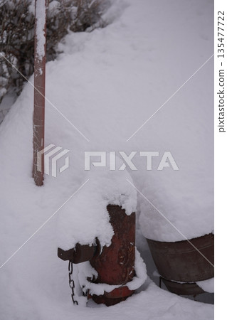埋在雪裡的消防栓 135477722