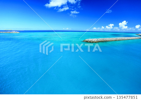 沖繩島東鳴島,港口周邊景色 沖繩島東鳴島,港口周邊景色 135477851