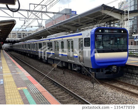 A deadhead train stopping at Tsudanuma Station A deadhead train stopping at Tsudanuma Station 135477859