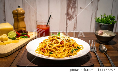 擺放在木桌上的正宗肉醬意麵（博洛尼亞肉醬麵）及其配料。 135477897