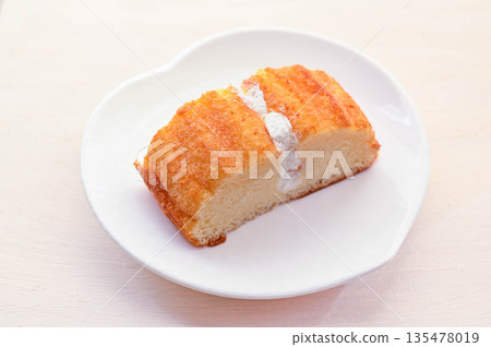 夾著牛奶奶油的戚風蛋糕 135478019