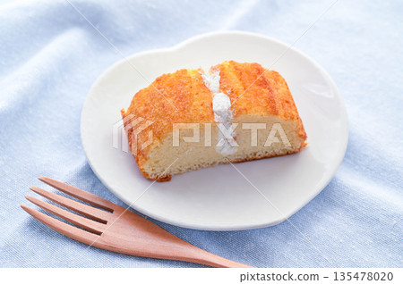 夾著牛奶奶油的戚風蛋糕 135478020