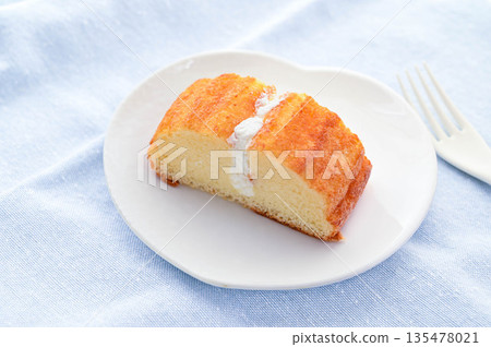 夾著牛奶奶油的戚風蛋糕 135478021